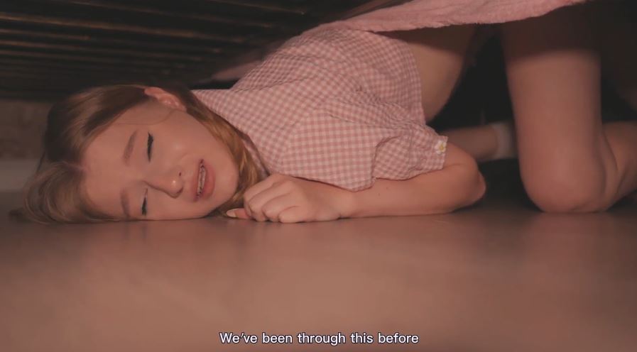 giai-cuu-co-chi-gai-khac-cha-mac-ket-duoi-giuong