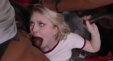 co-gai-ban-dam-hoang-hot-khi-lot-vao-o-da-den