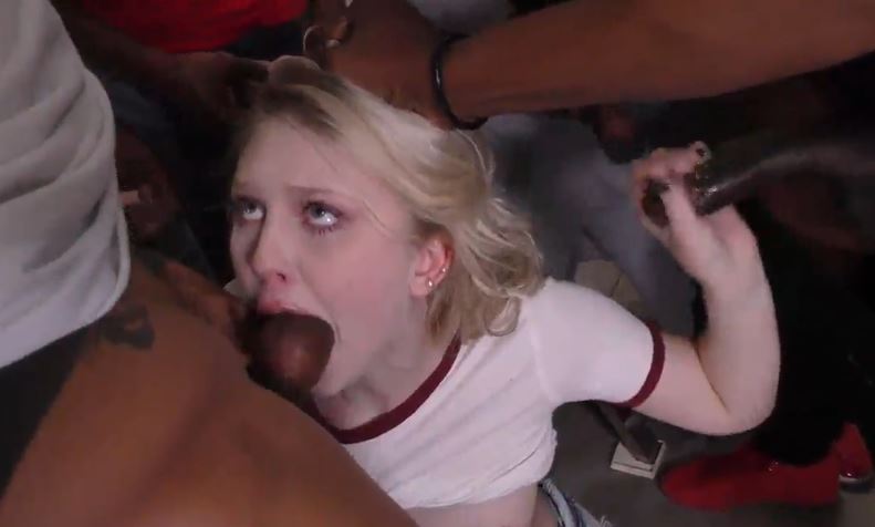 co-gai-ban-dam-hoang-hot-khi-lot-vao-o-da-den